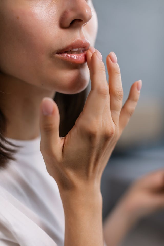 utilizzare creme bio antirughe per un contorno labbra senza rughe